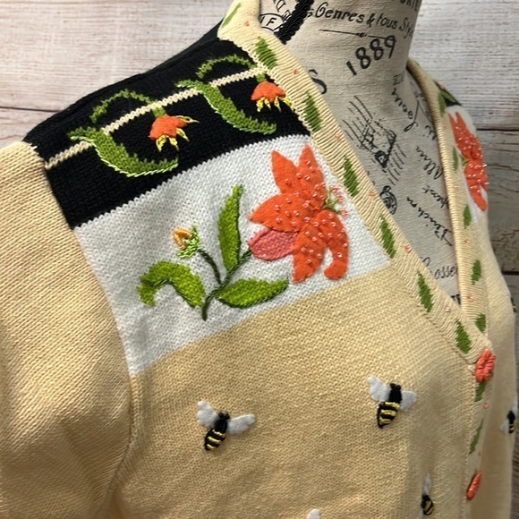 Storybook Knits Cardigan Sweater “Bee Lines” Bumblebee Embellished Floral Lg - Picture 3 of 10